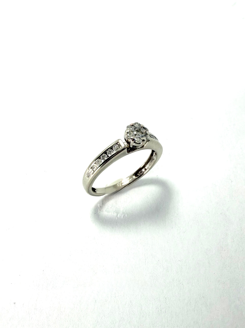 9ct white gold & 20pts diamond ring