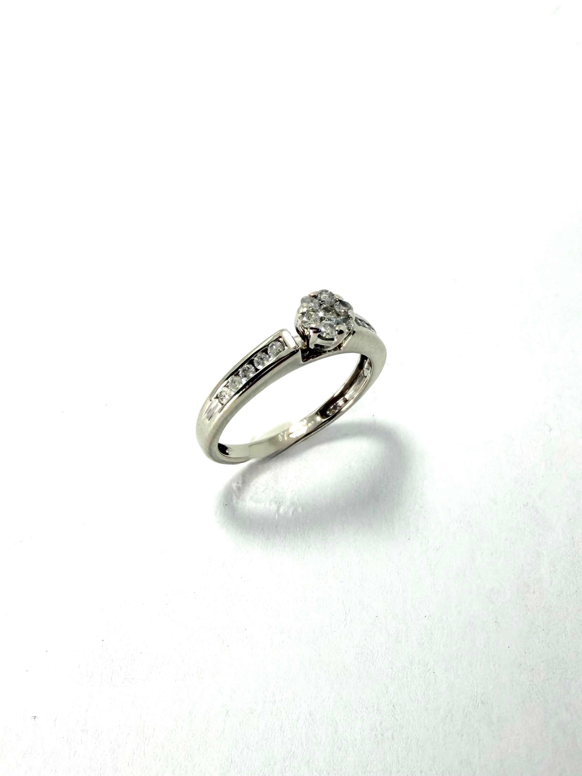 9ct white gold & 20pts diamond ring
