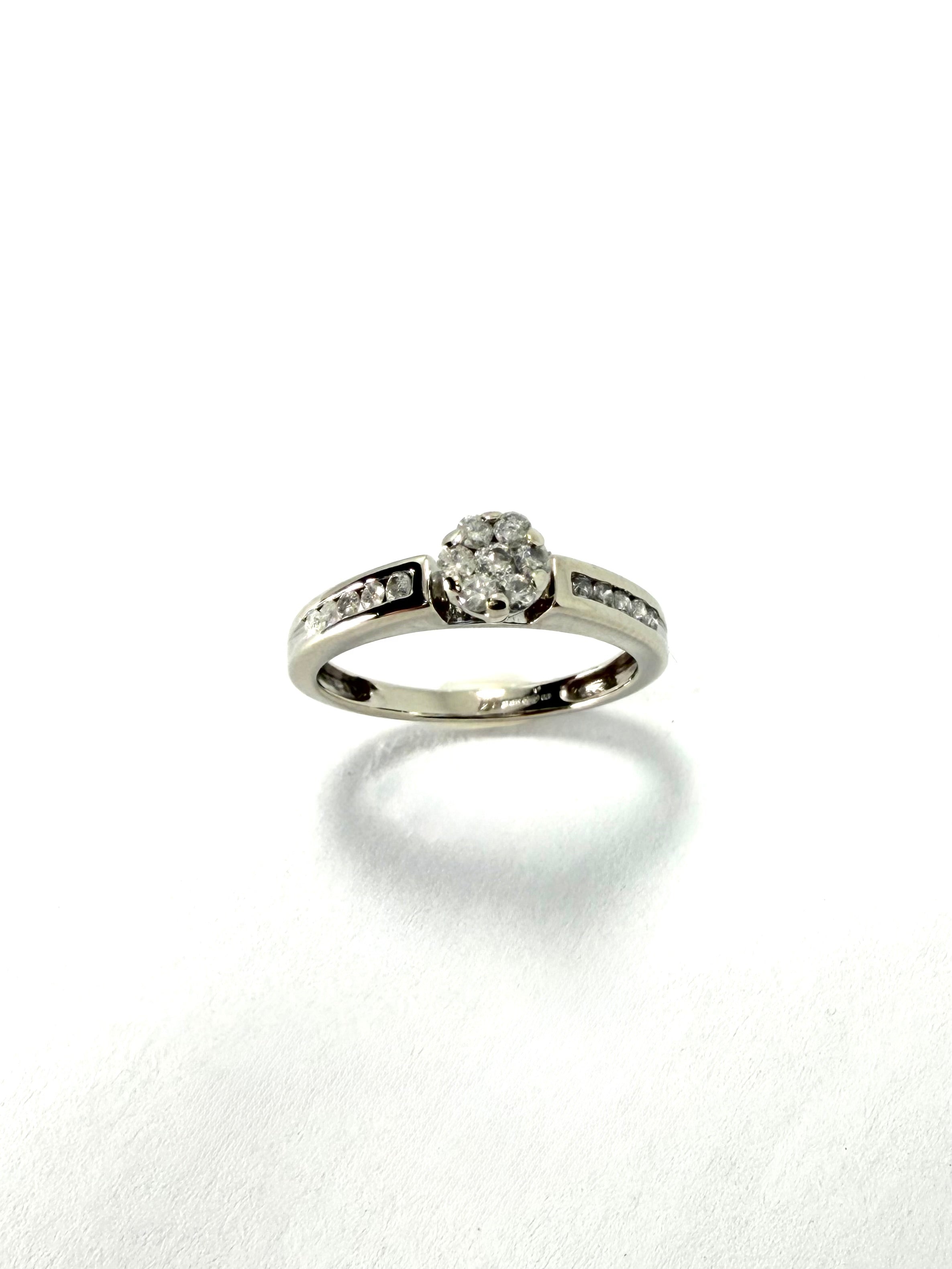 9ct white gold & 20pts diamond ring