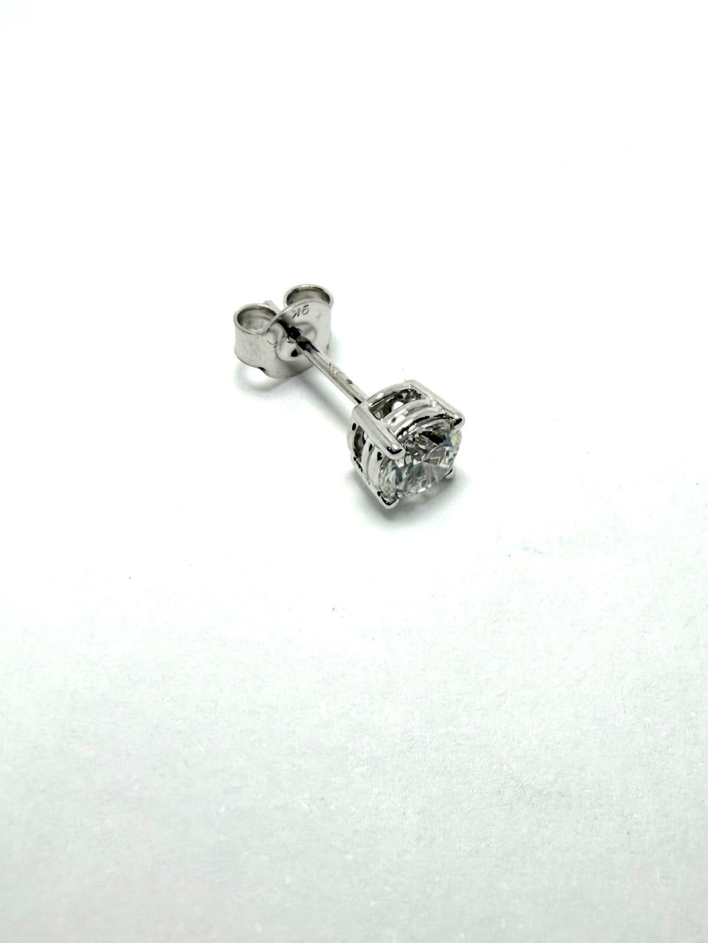 9ct white gold 50pt earring