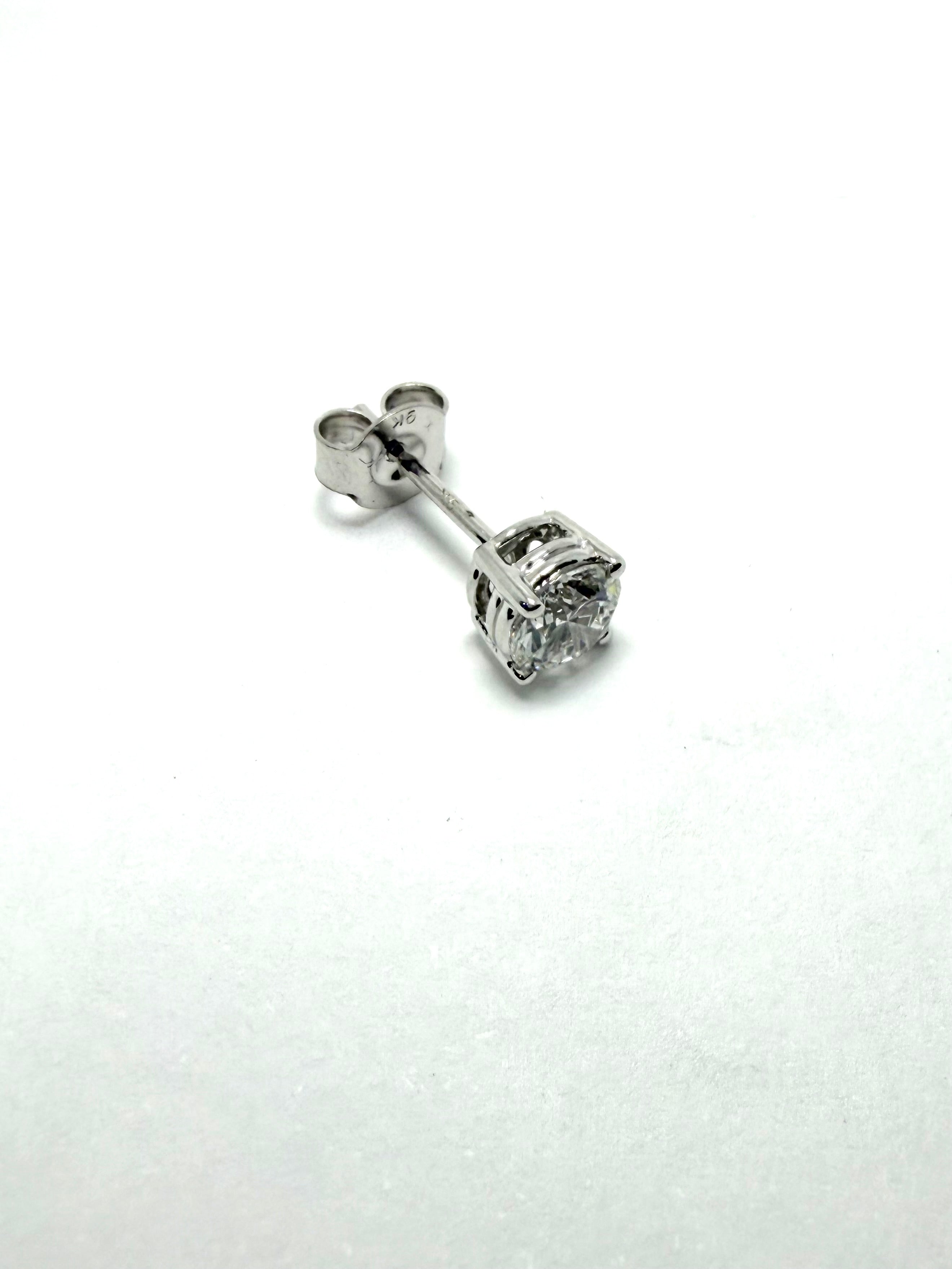 9ct white gold 50pt earring