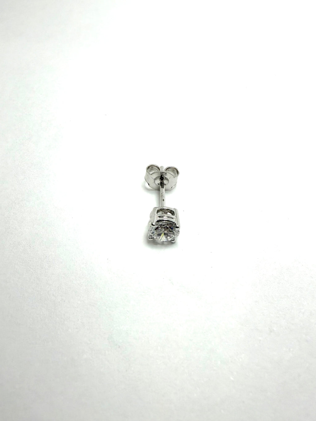 9ct white gold 50pt earring