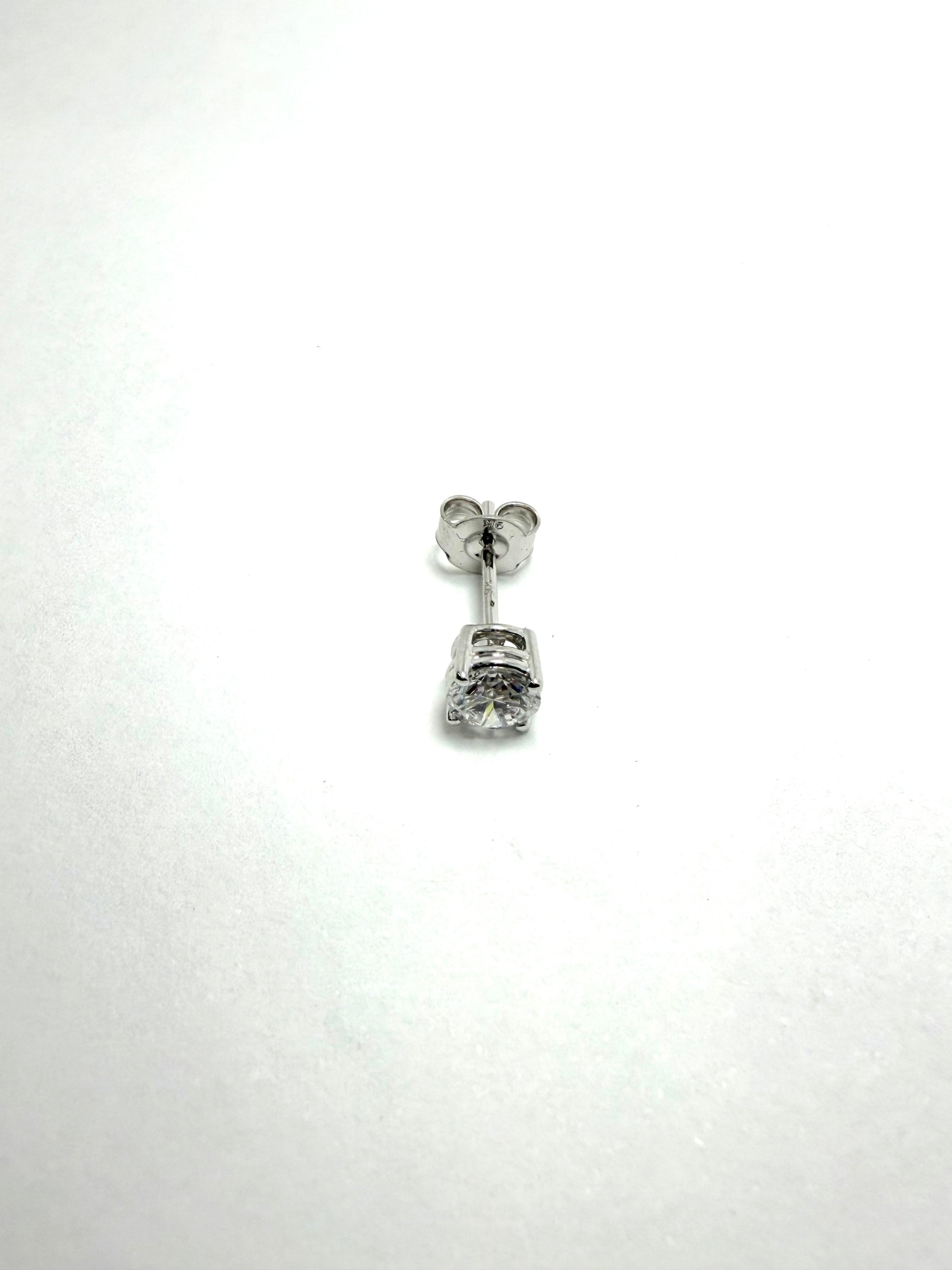 9ct white gold 50pt earring