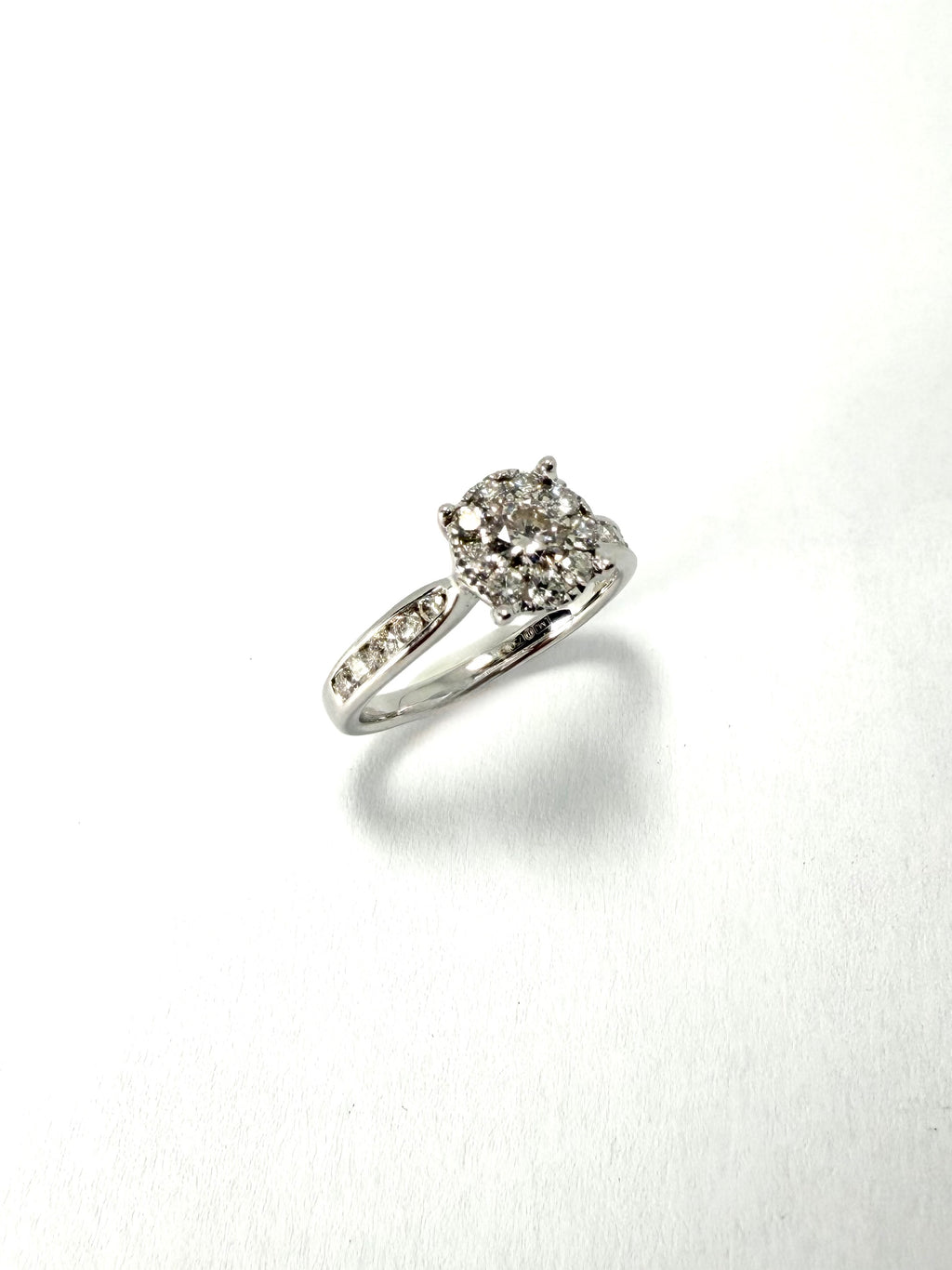 18ct white gold & 50pts diamond ring