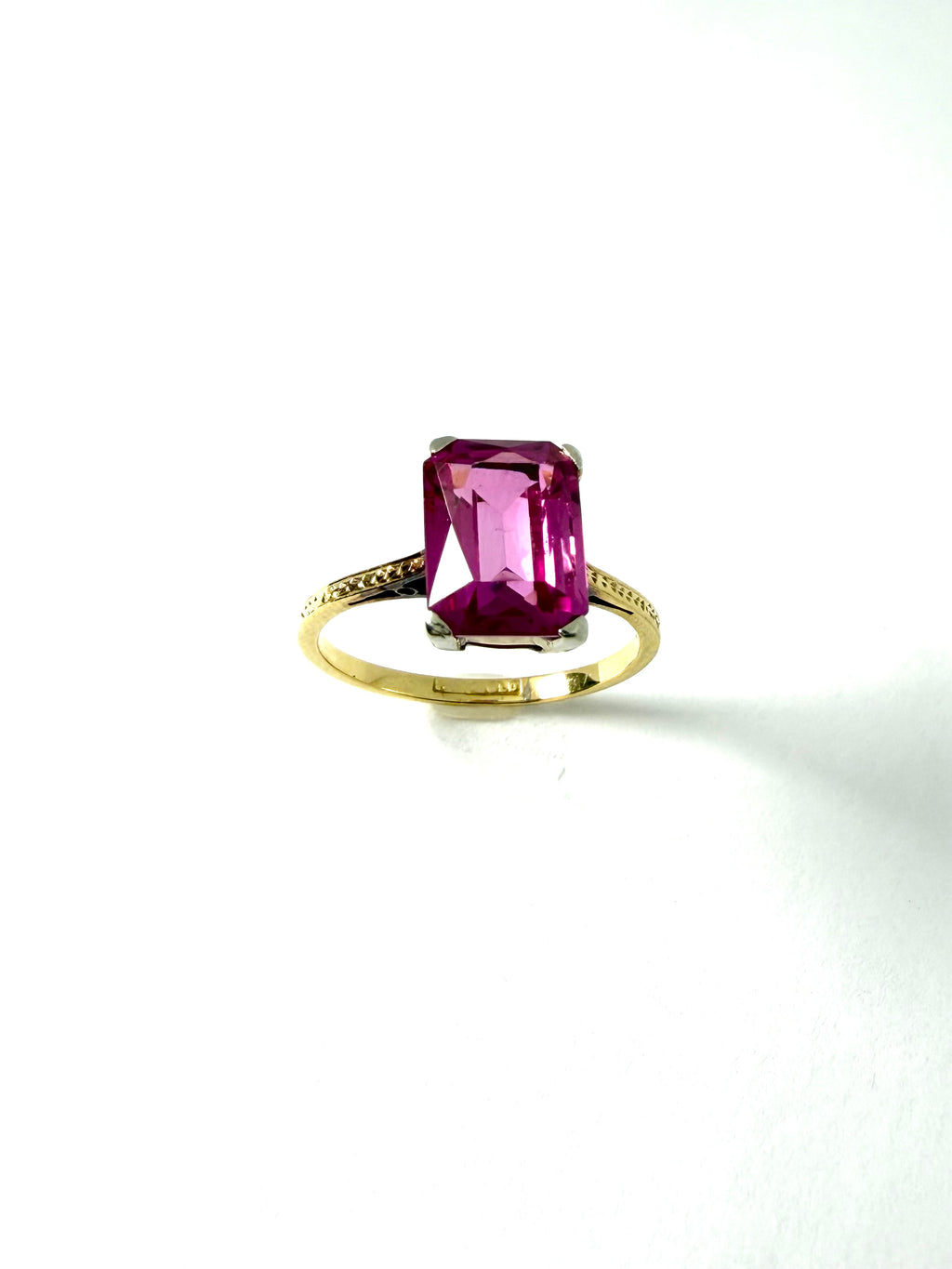 18ct synthetic pink sapphire ring