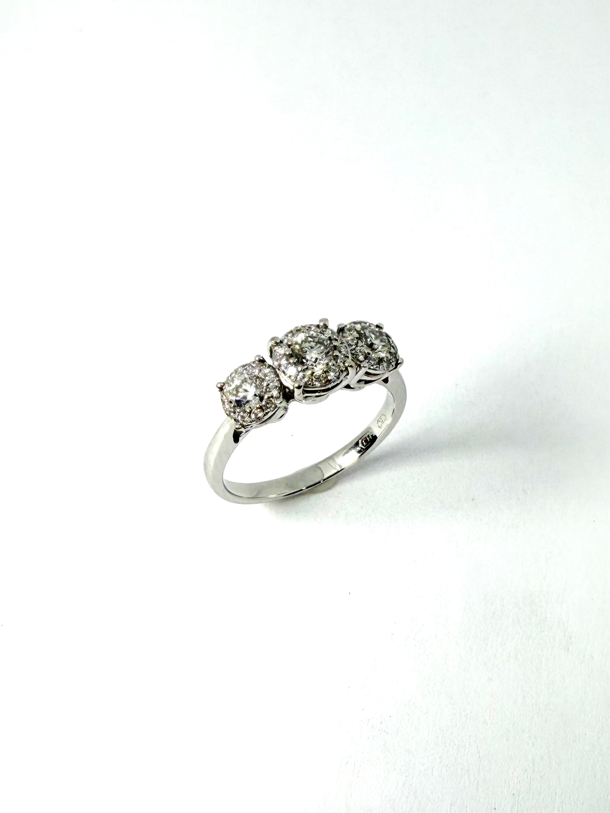 White gold 18ct diamond ring