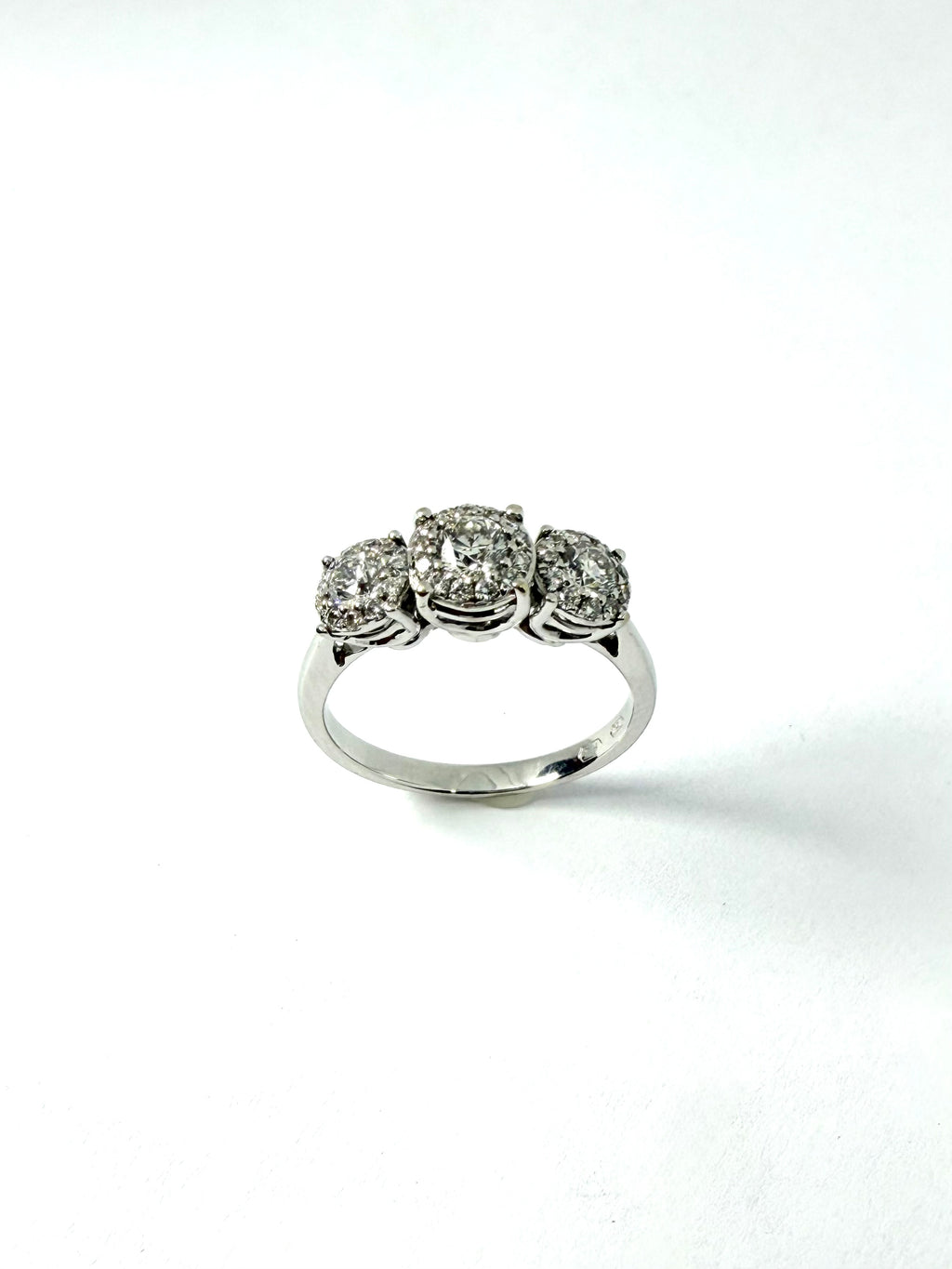 White gold 18ct diamond ring