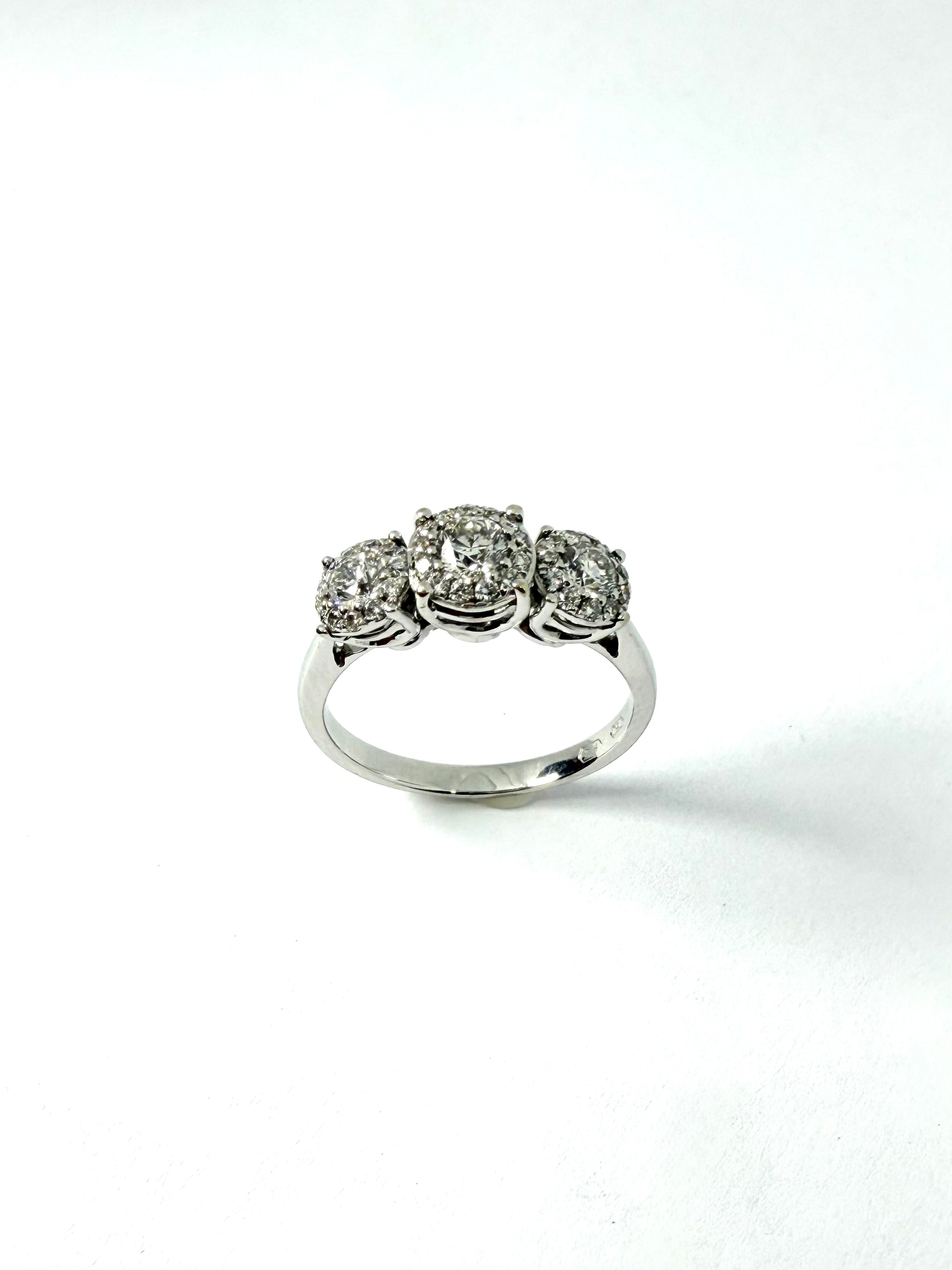 White gold 18ct diamond ring