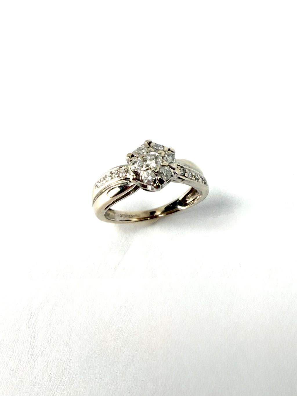9ct white gold & 50pts diamond ring