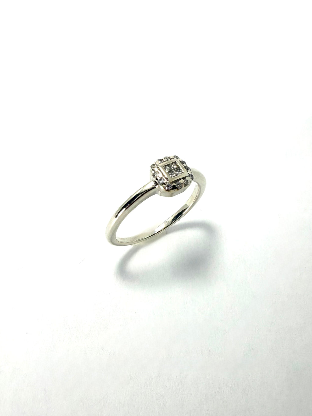 9ct white gold & 15pts diamond ring