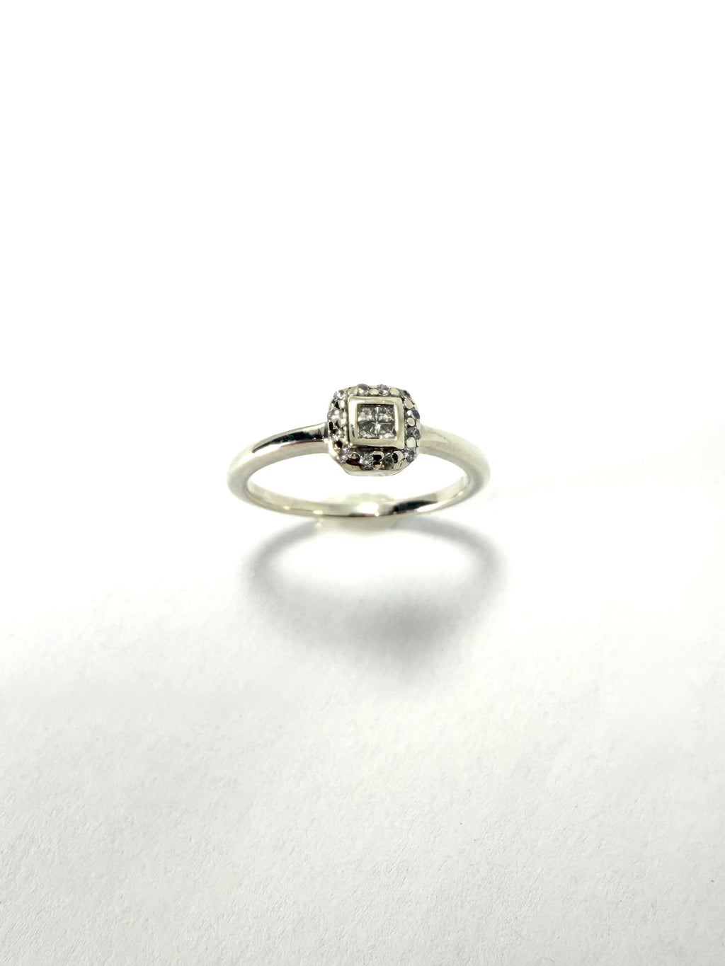 9ct white gold & 15pts diamond ring