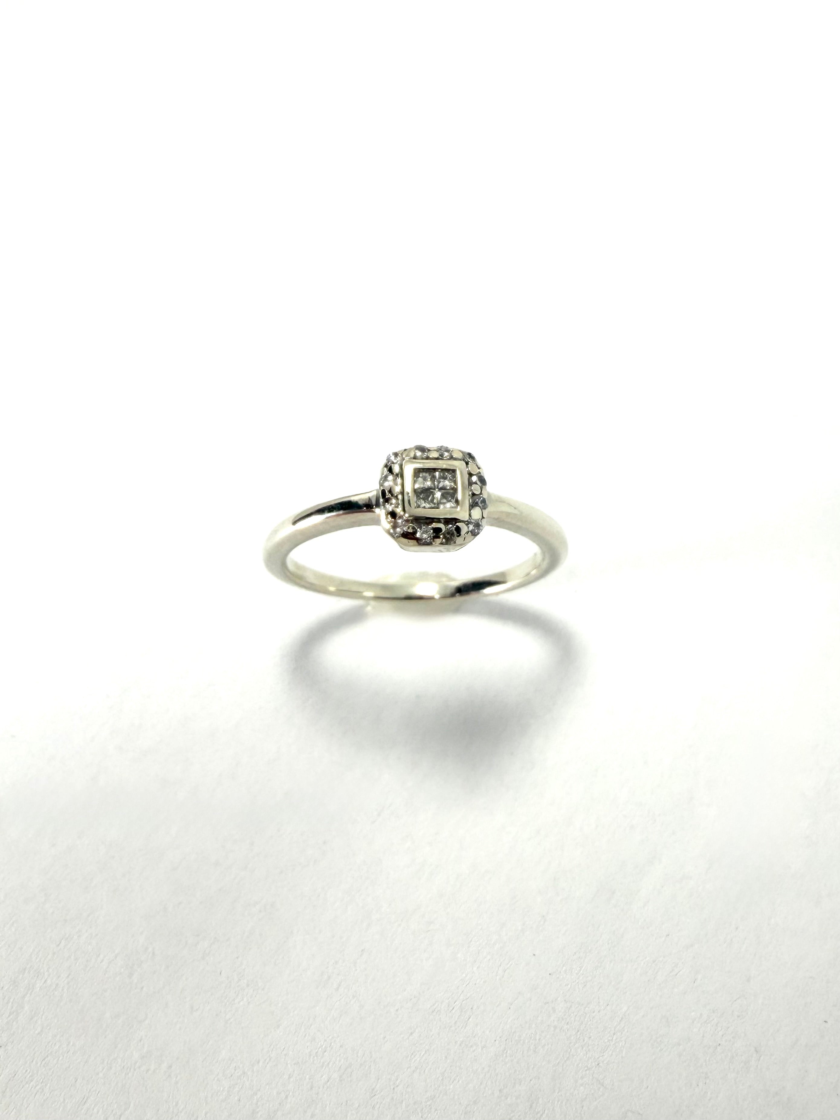 9ct white gold & 15pts diamond ring