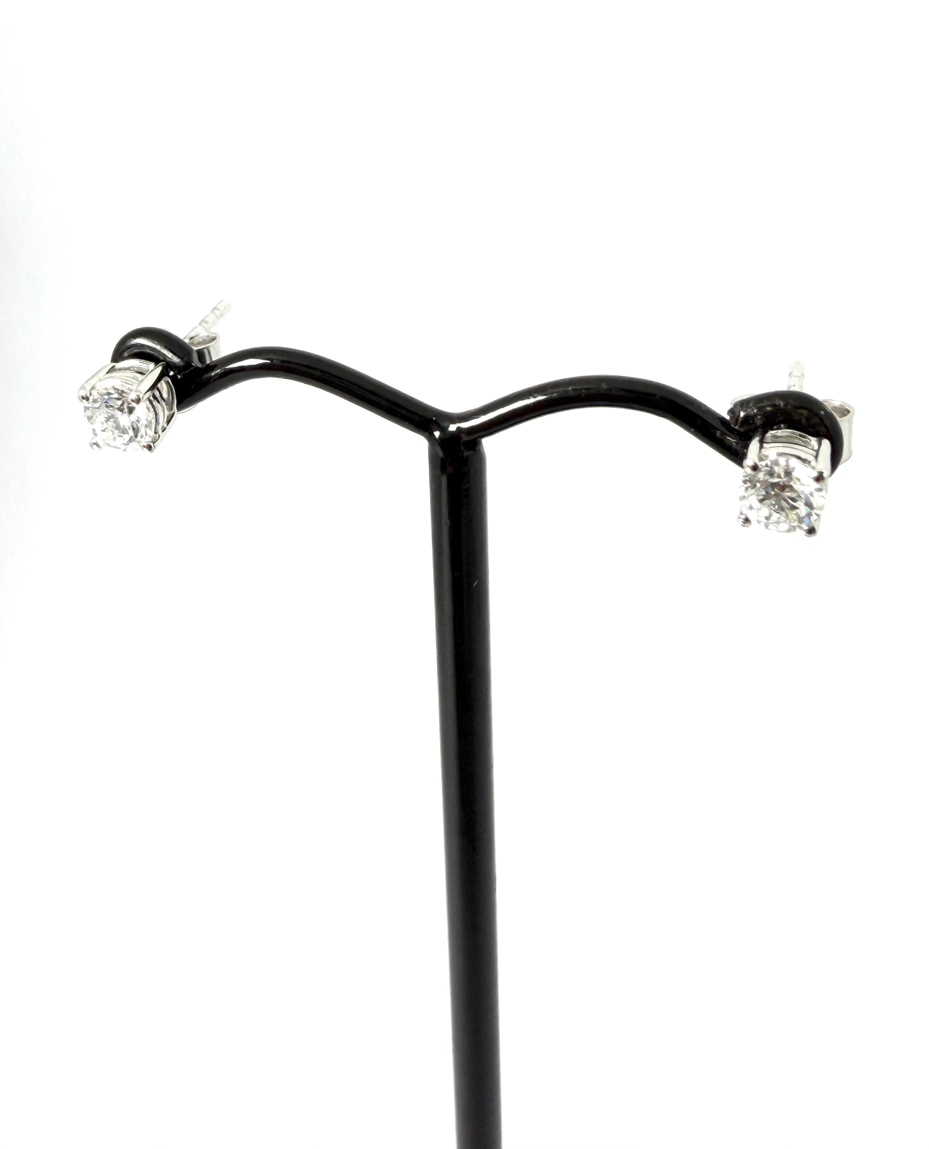 9ct diamond 50pt studs