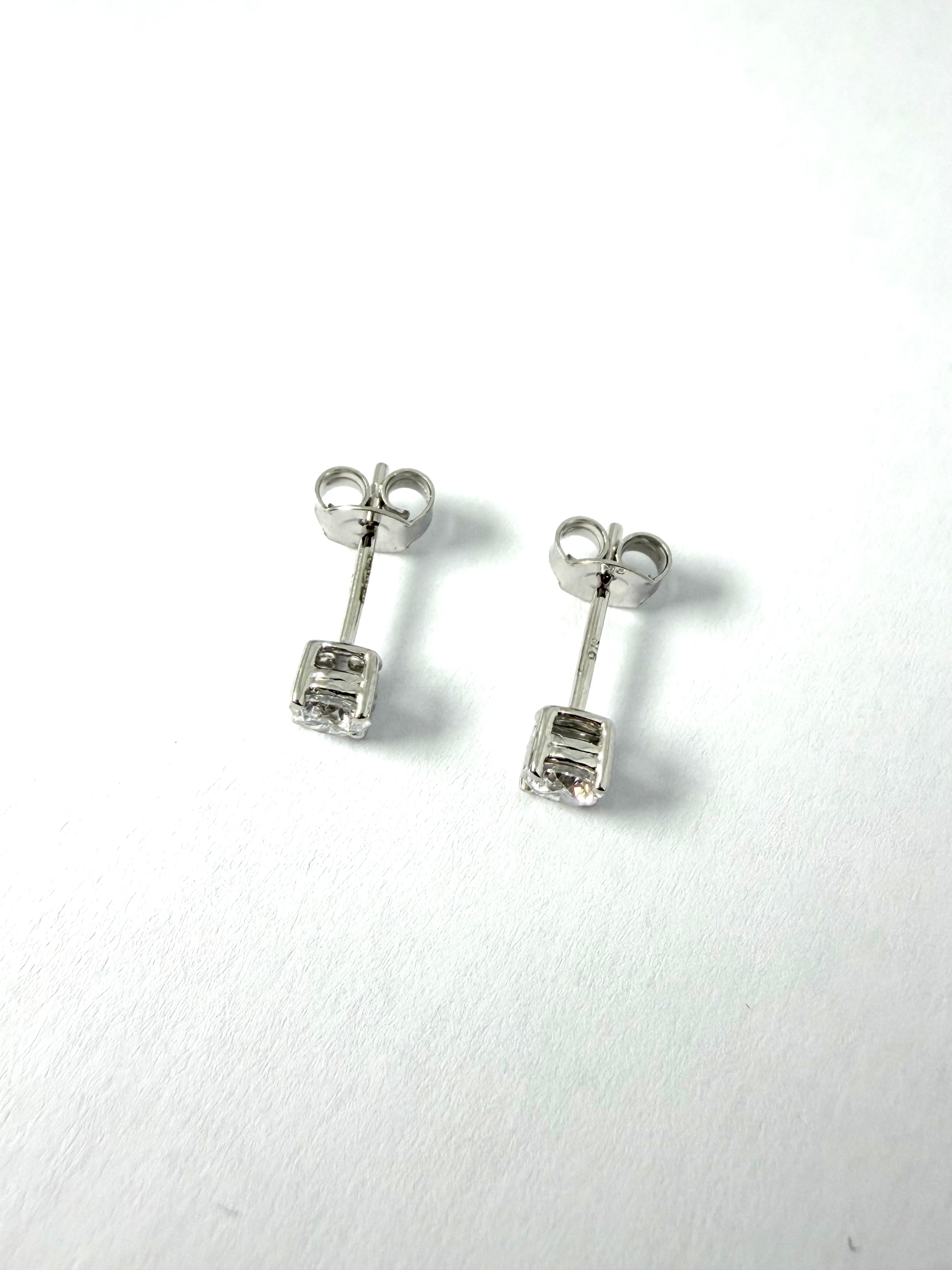 9ct diamond 50pt studs