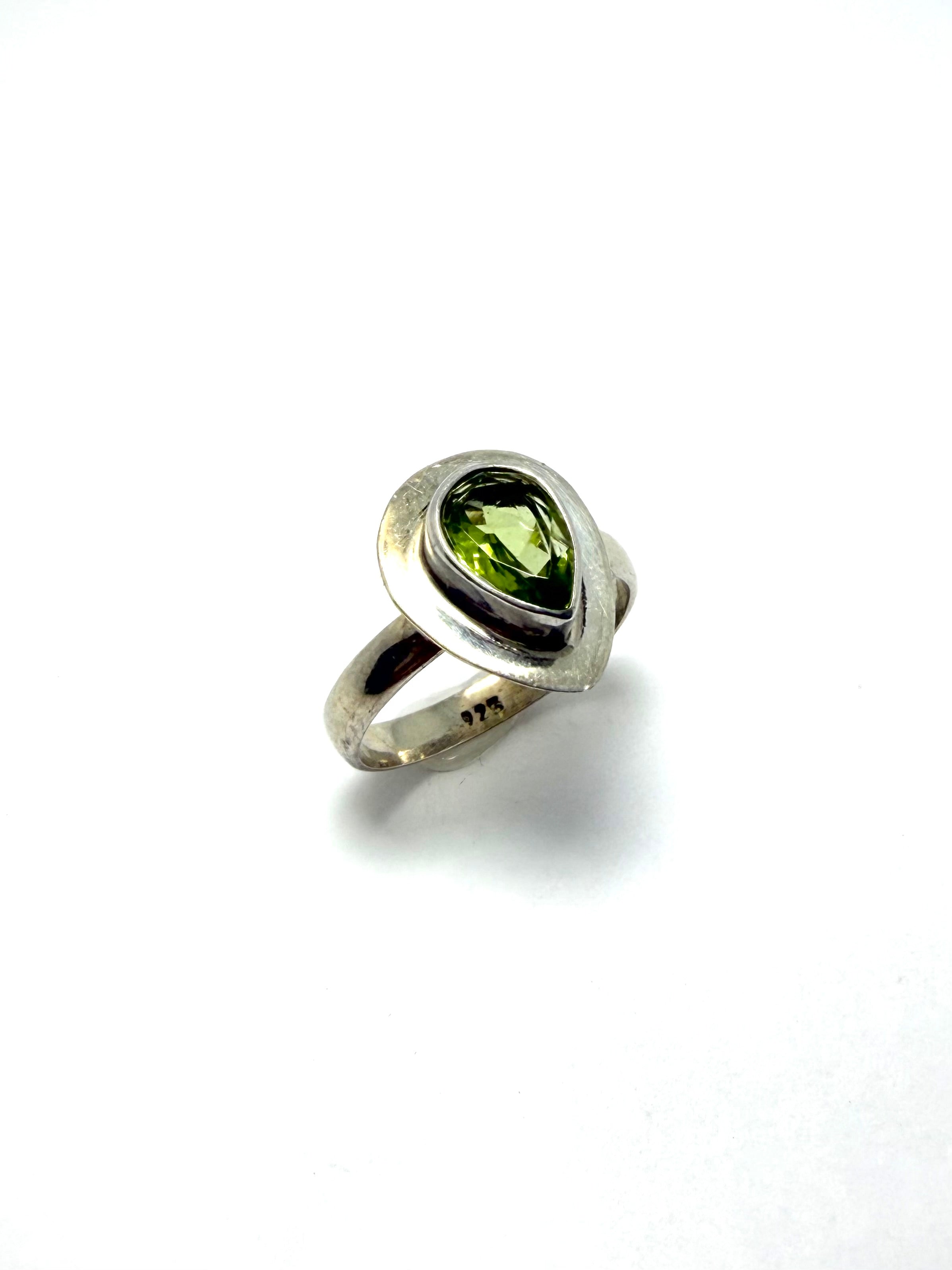 Silver teardrop-shaped periodt gemstone ring