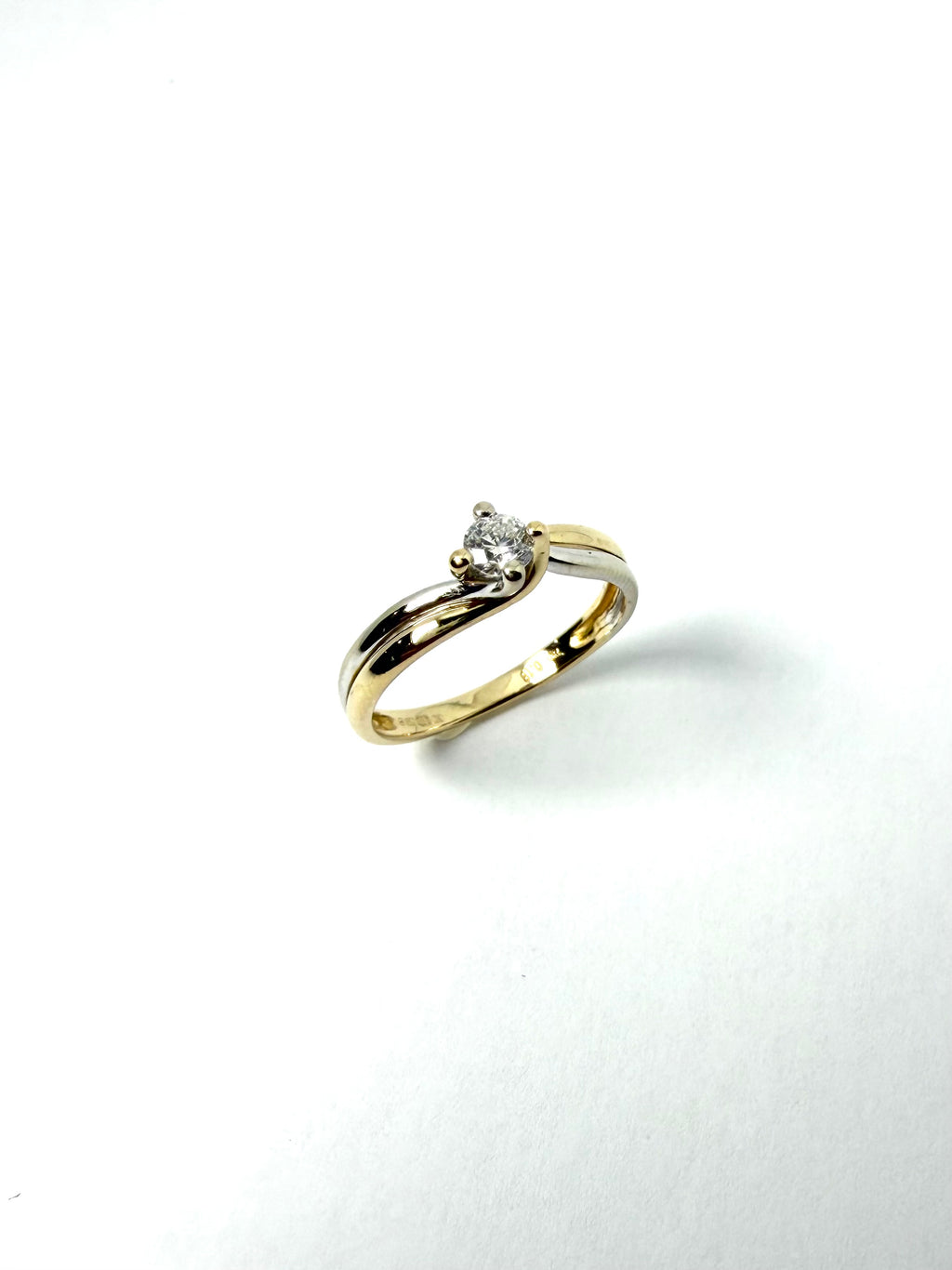 18ct two colour diamond ring