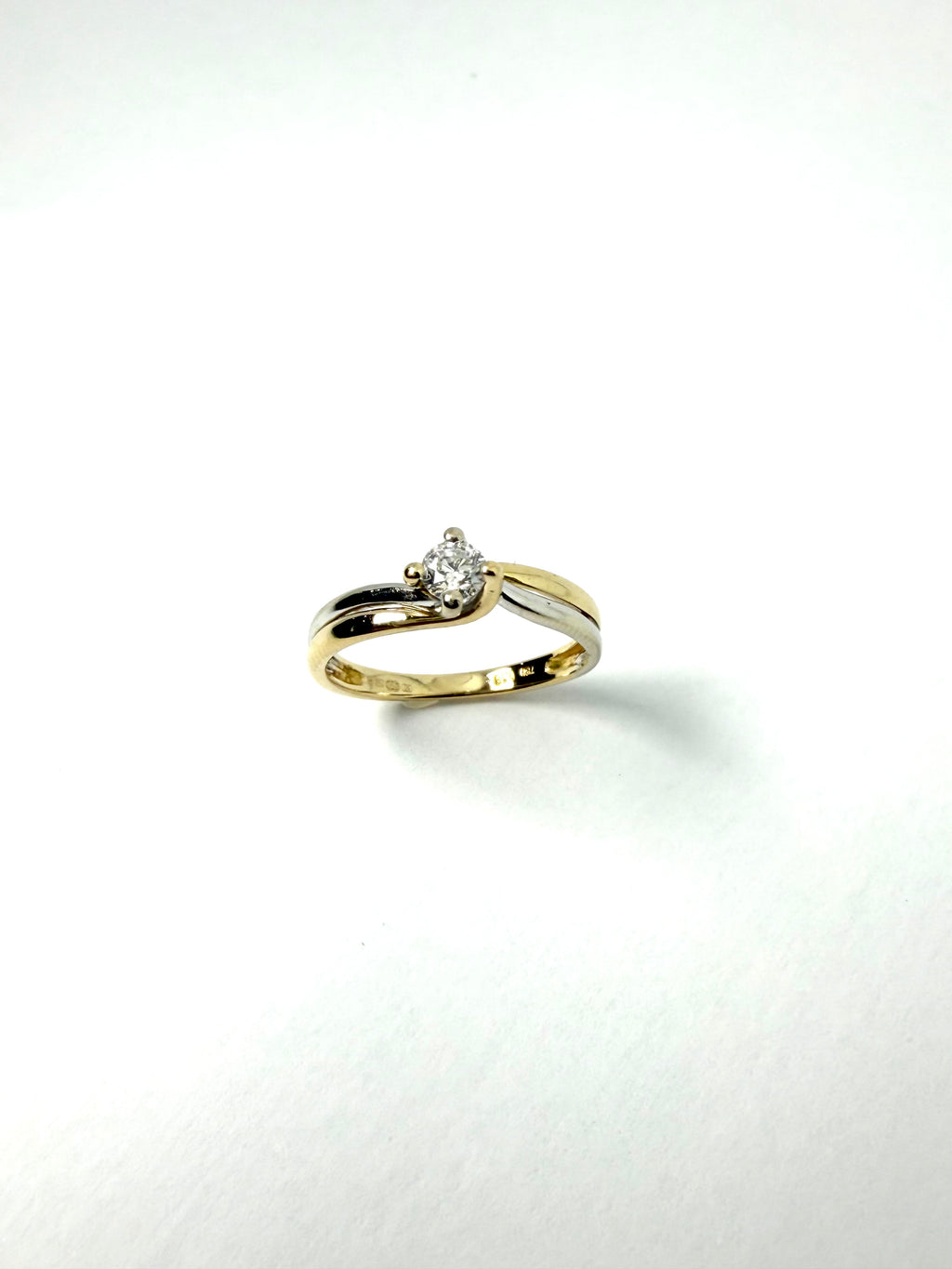 18ct two colour diamond ring